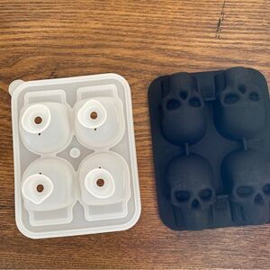 Skull Ice Cube Molds - Black and White